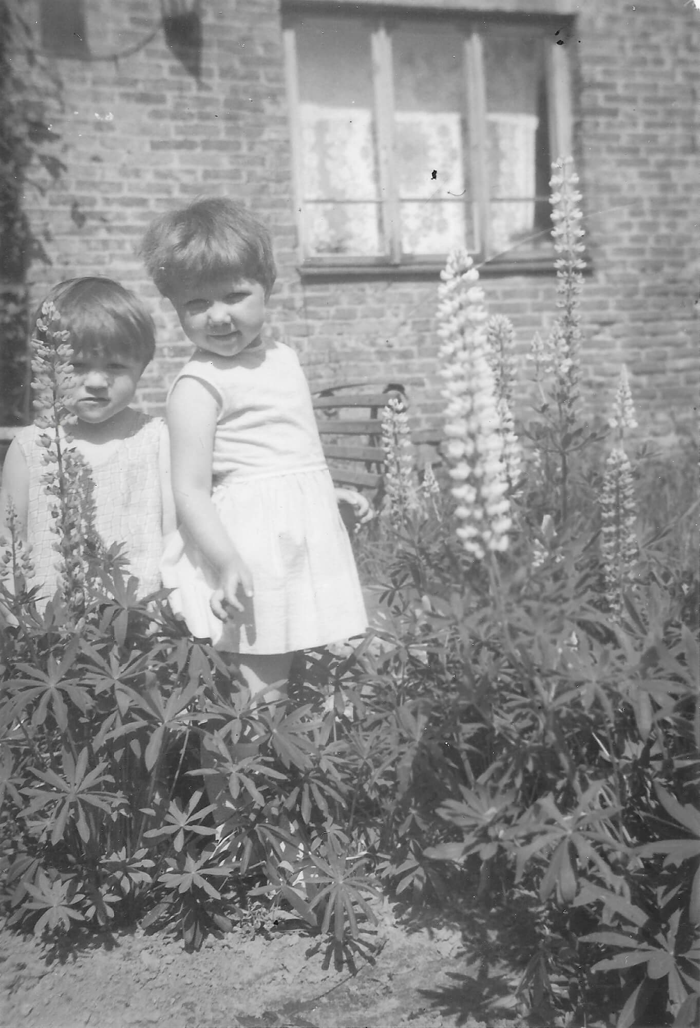 Jadwiga Hofman wraz z rodziną przed domem przy ul. Hetmańskiej 51
